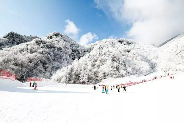 神農(nóng)架滑雪場有幾
個(gè) 神農(nóng)架滑雪場開放時(shí)間2021